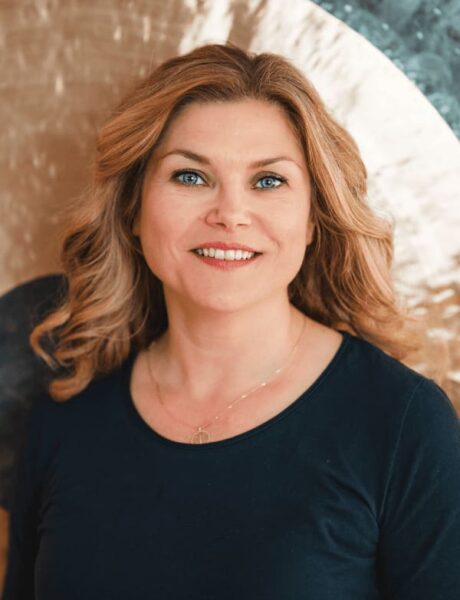 ein Portrait von einer Frau vor einem goldenen Hintergrund